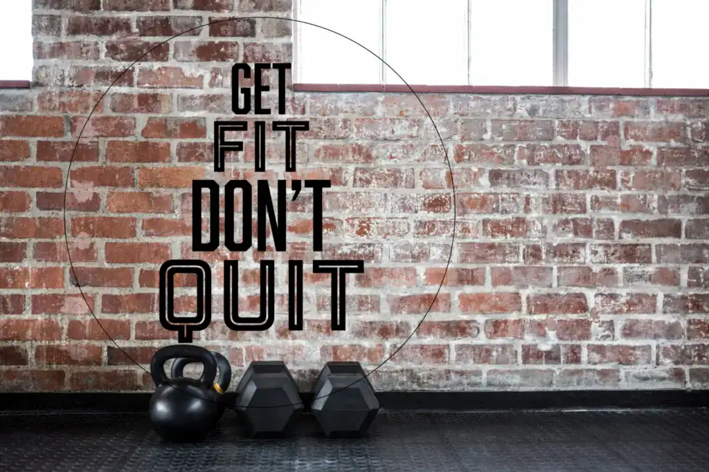 Kvinde i træningstøj der laver let styrketræning derhjemme, selvom hun ser træt ud – symbol på at holde fast i vanen på en dårlig dag