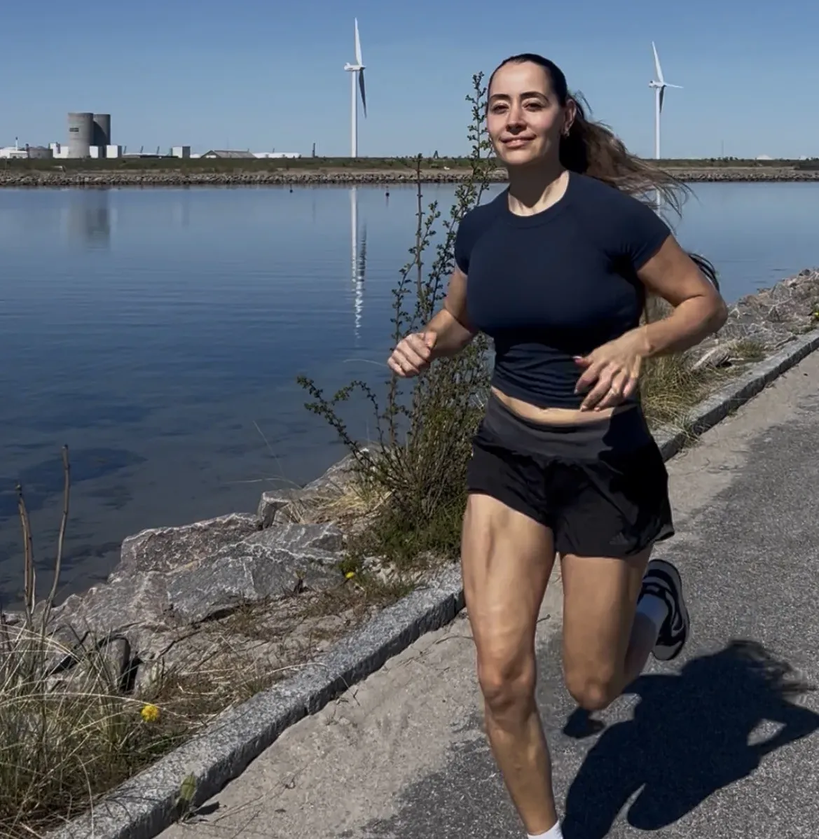 Kvinde løber som træning til 2400 meter løb til politiet